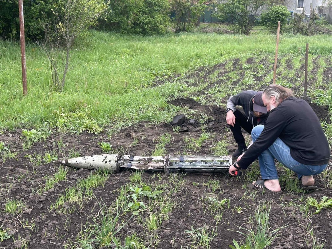 Російський снаряд на власному городі після чергового обстрілу в Білопіллі Російський снаряд на власному городі після чергового обстрілу в Білопіллі