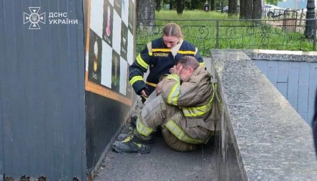 Trzech ratowników zginęło, a dziewięciu zostało rannych w Kijowie podczas akcji ratunkowych po rosyjskim ataku
Trzech ratowników zginęło, a dziewięciu zostało rannych w Kijowie podczas akcji ratunkowych po rosyjskim ataku